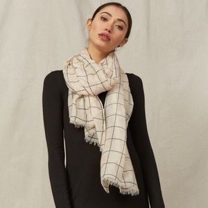 Neutral-toned grid scarf 🧣